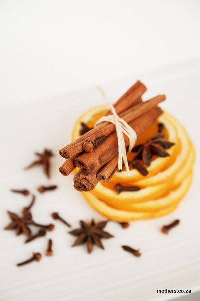 DIY Recipe: Natural homemade air freshener with oranges, cloves and cinnamon Dried Cloves, Cinnamon Benefits, Air Kelapa, Citrus Fragrance, Cinnamon Spice, Star Anise, Mini Marshmallows, Natural Cleaning, House Smells