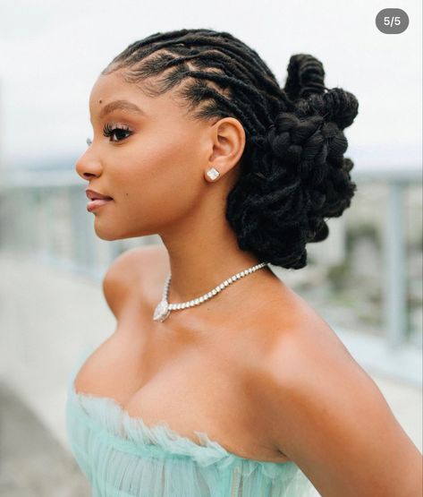 Halle Bailey Hair, Short Dreadlocks Styles, Dread Hairstyles For Men, Twisted Hair, Dreads Girl, Short Locs Hairstyles, Dreads Styles, Halle Bailey, Dread Hairstyles