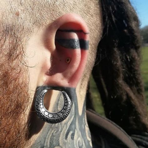 saddle plugs tatto ideas body piercing jewelry ear tunnels Plug Piercing, Gauges Piercing, Double Ear Piercings, Ear Gauges Plugs, Ear Hangers, Cool Piercings, Ear Tunnels, Ear Weights, Piercing Ring