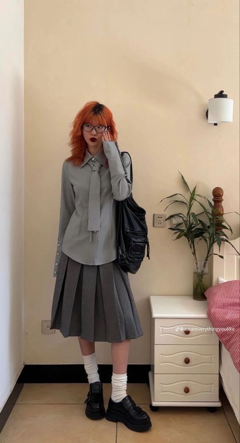 Geek Chic Fashion, Chic Clothing Style, Skirt Outfit, Geek Chic, Tomboy Fashion, How To Pose, Outfit Goals, Gray Skirt, Casual Style Outfits