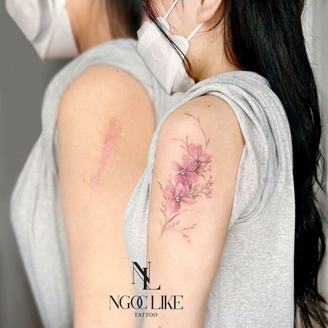 50 Times People Asked To Cover Up Their Scars, And This Tattoo Artist Nailed It (New Pics) Knee Replacement Scar Tattoo, Back Scar Tattoo Cover Up, Cover Scar Tattoo Arm, Tattoo On Scar, Scar Coverup Tattoos For Women, Tattoo For Scars, Scar Coverup Tattoo, Arm Scar Tattoo, Upper Arm Scar Tattoo Coverup