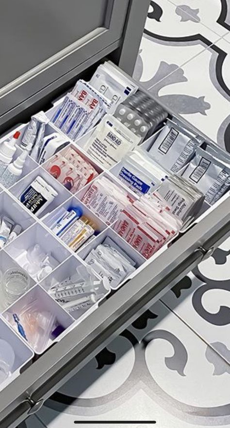 Medication Drawer Organization, Medical Cabinet Organization, Gift Ideas For Relatives, Well Organized Home, Lululemon Closet Organization, Medicine Closet Organization, Organizing Medical Supplies, Medication Storage Ideas, Medication Organization Storage