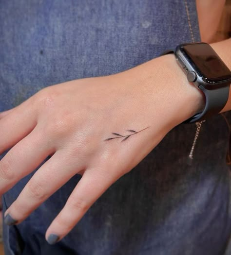 Leaf Tattoo Small Simple, Delicate Tattoo Minimalist, Minimal Wrist Tattoo, Dainty Sleeve Tattoos For Women, Small Elegant Tattoos, Classy Tattoo, Tiny Tattoos For Women, Finger Tattoo For Women, Hand Tattoos For Girls