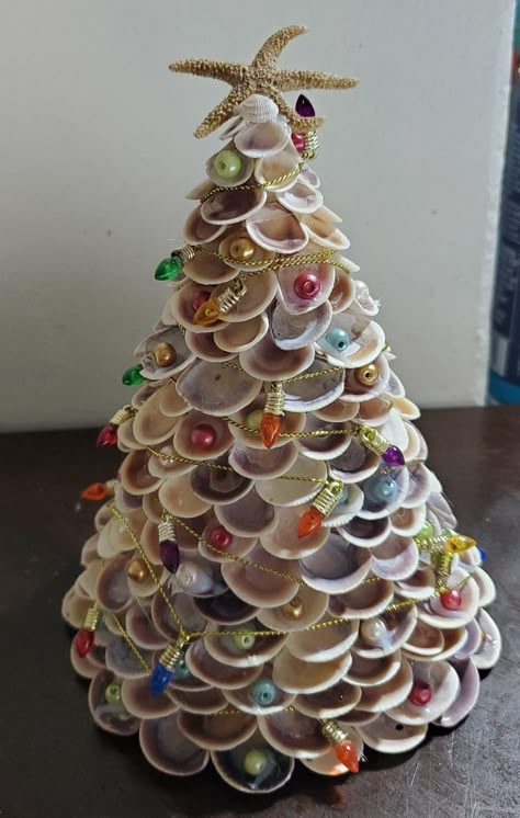 Seashell Ideas, Seashell Art Diy, Seashell Christmas Ornaments, Seashell Christmas, Beach Themed Crafts, Shell Ideas, Art Coquillage, Seashell Projects, Shells Diy