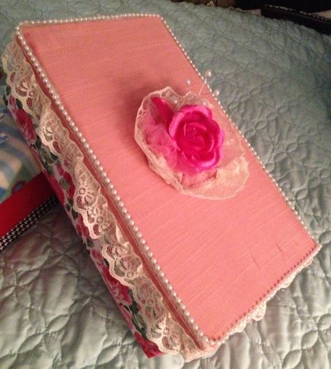 Decorated shoe box. Shoe Box School Project Ideas, Decorated Shoe Boxes, Diy Shoe Box Ideas, Shoe Box Decorating Ideas, Shoebox Design, Shoe Box Art, Shoebox Crafts, Shoe Box Diy, Shoe Box Design