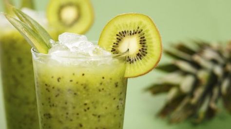 Best Mint Julep Recipes from Fox News Yummy Green Smoothie, Easy Green Smoothie, Kiwi Smoothie, Cocktails Recipes, Milk Shakes, Idee Pasto Sano, Christmas Cocktails, Green Smoothie Recipes, Smoothie Shakes