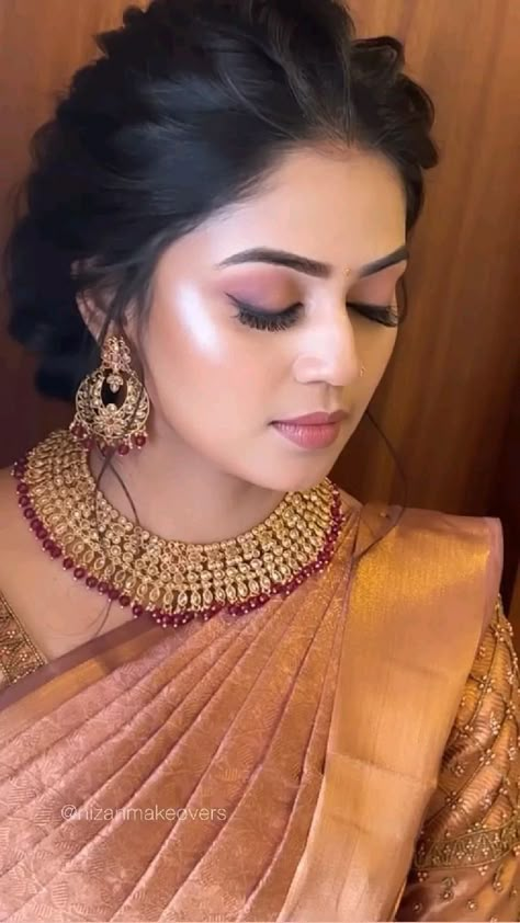 Wedding Bridal Makeup, Bridal Hairstyle Indian Wedding, Hairstyle Updo, Hair Style On Saree, Indian Bride Makeup, Hairstyles Design, Engagement Hairstyles, Bridal Makeup Images, Bridal Bun