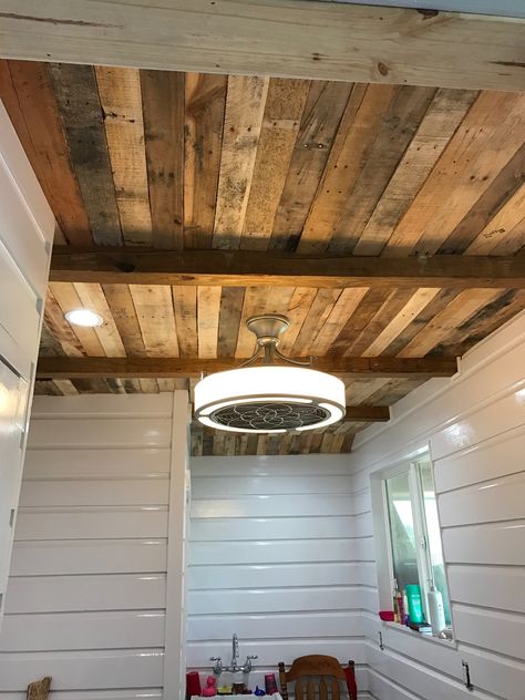 Cabin Ceiling Ideas Wood Planks, Wood Board Ceiling Ideas, Pallet Wood Ceilings, Pallet Board Ceiling, Herringbone Ceiling Wood, Pallet Ceiling Ideas, Cabin Ceiling Ideas, Cheap Wood Ceiling Ideas, Pallet Wood Ceiling