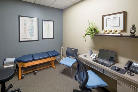 Clinic Painting Ideas, Small Physical Therapy Clinic Design, Exam Room Interior Design, Small Chiropractic Office Design, Reiki Room Decor, Health Studio, Chiropractic Office Decor, Chiro Office, Chiropractic Office Design