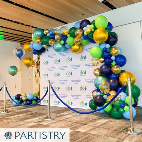 Anniversary Celebration Decorations, Casual Event Decor, Corporate Decoration Ideas, Conference Balloon Decor, Centerpiece For Corporate Event, Conference Table Decorations Ideas, Work Event Decor, Corporate Balloon Decorations, Cooperate Event Decoration