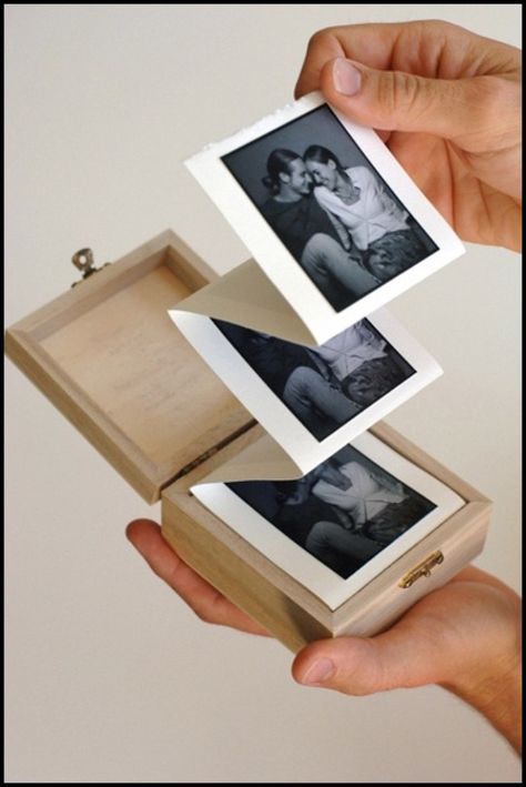 There are too many photos to store? It’s time for you to have some photo frames and store the old photos. Instead of buying the photo frames, you can make the frames by yourself following this post. You can add elements that you love to the photo frames and style the perfect photo gallery for[Read the Rest] Mini Albümler, Picture Boxes, Cadeau Diy, Photo Box, Diy Picture, Photo Craft, Diy Projects To Try, Photo Displays, Homemade Gifts