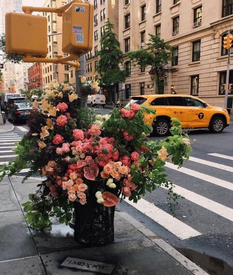 Nyc Flowers, Flower Desserts, Nyc Spring, Spring Photoshoot, Nyc Model, Flower Installation, Nyc Aesthetic, Flowers Aesthetic, Spring Aesthetic