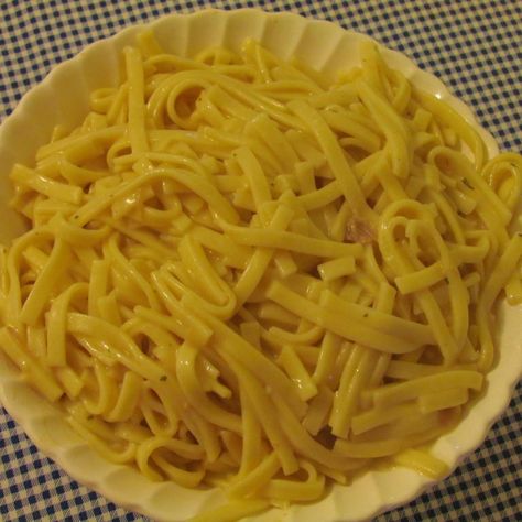 Amish Noodles, Ohio Amish Country, Pennsylvania Dutch Recipes, Amish Chicken, Amish Style, Mennonite Recipes, Pasta Sides, Chicken Base, Buttered Noodles