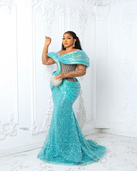 Afro Outfits, Nigerian Bride Dress, Lace Styles Asoebi, Latest Asoebi Styles, Lace Asoebi, African Evening Dresses, Off The Shoulder Prom Dress, African Gowns, Aso Ebi Style