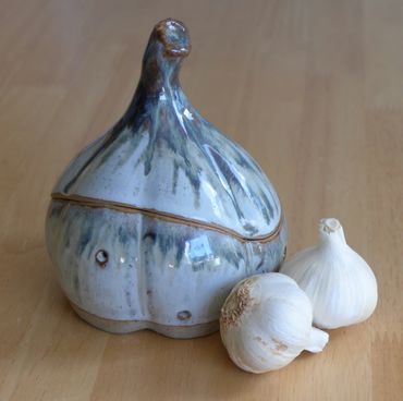 Garlic Keeper, Garlic Bulbs, Garlic Storage, Beginner Pottery, Unique Pottery, Pottery Handbuilding, Pottery Gifts, Slab Pottery, Love Is Blind