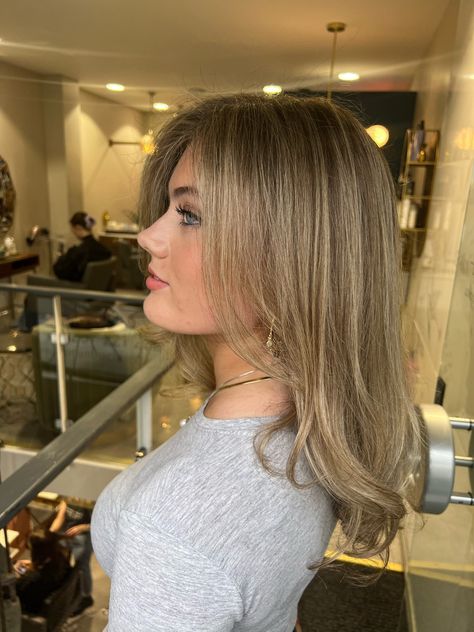 It's giving old money style! 💠 Summer Cashmere blonde is for our blondies/brondies, who love warmer shades. This colour and style was created by @jitaruseltereza in our Notting Hill salon Using @olaplex, @ghdhair, @redken for the service. Obsessed with the rich cashmere blonde tones? Save for you next colour appointment! Cashmere Blonde, Old Money Hair Color, Old Money Style Summer, Blonde Light Brown Hair, Blonde Ambition, Blonde Tones, Hairstyle Inspo, Old Money Style, Notting Hill