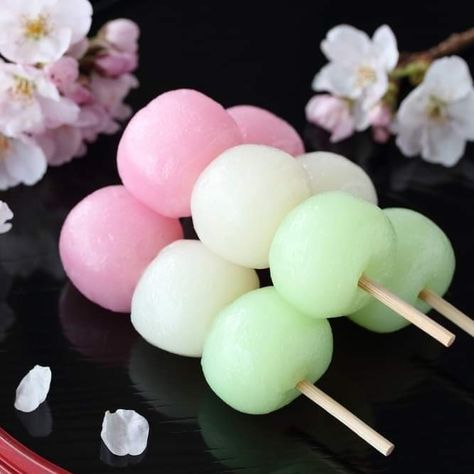 Dango Aesthetic, Hanami Dango, Korean Sweets, Sakura Mochi, Japanese Food Bento, Pretty Desserts, Japan Candy, Cute Snacks, Japanese Dessert