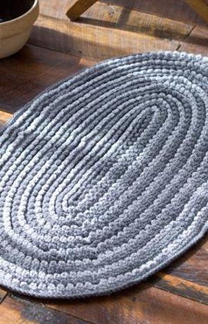 Infinity Rug | FaveCrafts.com Crochet Rug Patterns Free, Crochet Rugs, Crochet Mat, Rug Patterns, Confection Au Crochet, Crochet Rug Patterns, Crochet Kitchen, Crochet Home Decor, Granny Square Blanket