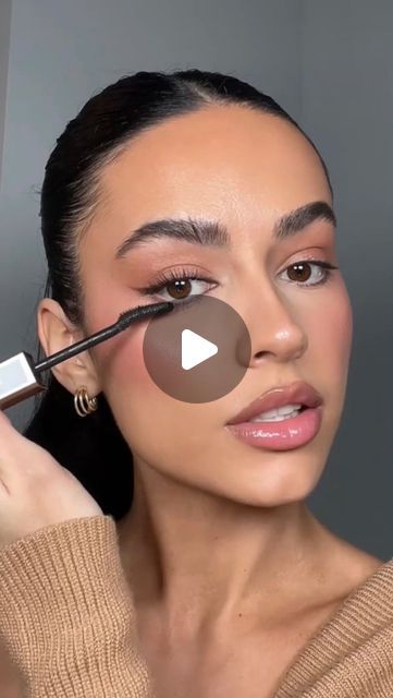 Makeup Ideas Clean, Foxy Makeup, Winter Makeup Tutorial, Eyeliner For Almond Eyes, Night Out Makeup, Almond Eye Makeup, Kylie Jenner Lip Kit, Flower Lipstick, Classy Makeup