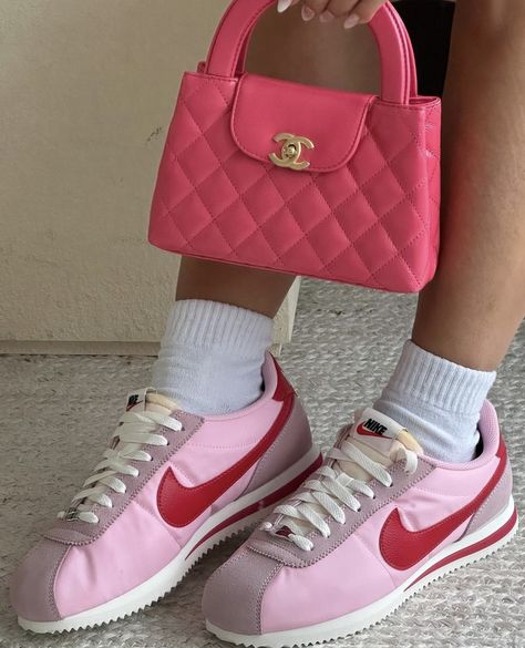 Nike Cortez Outfit, Cortez Sneakers, Red Rosa, Sneakers Trendy, Woman Sneakers, Outfit Inspiration Women, Chanel Sneakers, Womens Bag, Pink Chanel