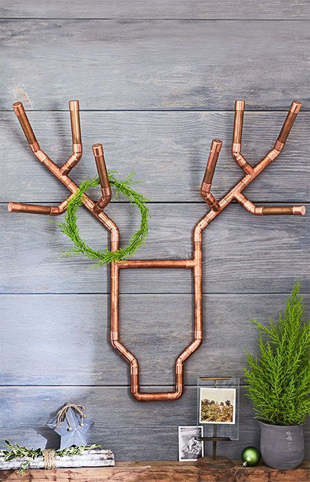 a creative deer head of copper pipes with a small green wreath for a modern space Copper Pipe Art, Copper Christmas Decor, Copper Pipes, Copper Christmas, Christmas Reindeer Decorations, Copper Crafts, Apartment Decorating On A Budget, Pipe Decor, Copper Decor