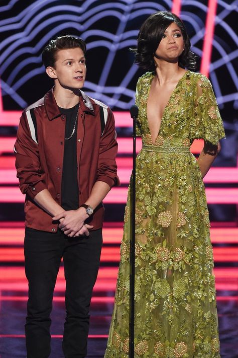 OK, Zendaya and Tom Holland's Friendship Is Pretty Darn Adorable Tom Holland Girlfriend, Tom Spiderman, Zendaya And Tom Holland, Zendaya And Tom, Tom Holland Zendaya, Relationship Timeline, Mtv Awards, Zendaya Style, Tom Holland Spiderman