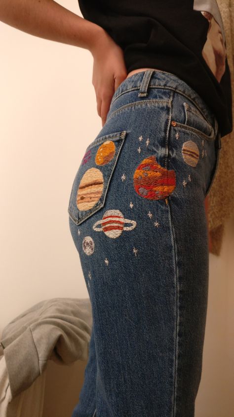 Pant Pocket Embroidery, Embroidery Knee Patch, Space Embroidery Jeans, Pant Embroidery Ideas, Embroidery Designs On Pants, Skirt Embroidery Ideas, Embroidered Pants Diy, Embroider Jeans Ideas, Embroidery In Jeans