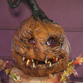 Papier Mache Jack-o-lantern diy very cool Jack O Lantern Decorations, Paper Mache Pumpkins, Clever Halloween, Paper Mache Crafts, Halloween Decorating, Holiday Halloween, Love Halloween, Lanterns Decor, Halloween Make