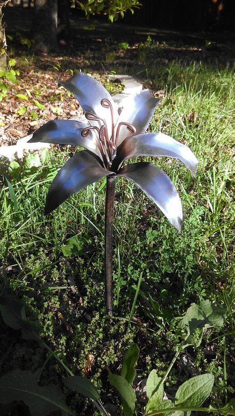 Metal Lily Flower, Lily Sculpture, Blacksmithing Projects, Welding Art Projects, Outdoor Flowers, 3d Metal, Welding Art, Tiger Lily, Metal Flowers