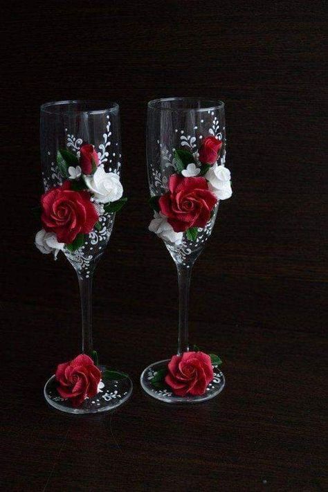 Glass Decor Ideas, Red Quince, Wine Glass Designs, Bride And Groom Glasses, Red Wedding Theme, Wedding Wine Glasses, Diy Wine Glasses, Wedding Champagne Glasses, Decorated Wine Glasses