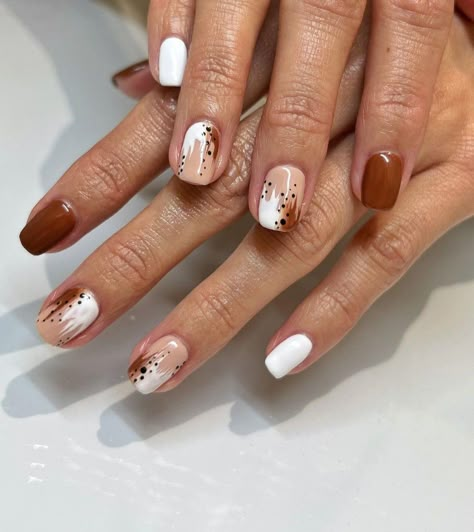 Autumn Nails Aesthetic Short, Autumn Pattern Nails, Cute Short Autumn Nails, Fall Terracotta Nails, Tan Fall Nails With Design, Natural Nails Fall Design, Autumn Nails Natural, Neutral Nail Designs Fall, Fall Short Nail Designs Autumn