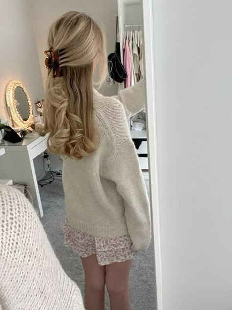 Hair Updos Easy, Updos Easy, Stockholm Girl, Stockholm Stil, Easy Hair Updos, School Hair, Blonde Hair Inspiration, School Hairstyles, Hairstyle Inspo