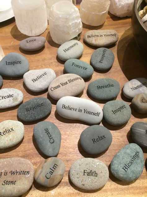 Diy Nursing, Wishing Stones, Rock Gifts, Concrete Diy Projects, Diy Event, Art & Craft Paint, Mandala Art Lesson, Diy Holiday Gifts, Concrete Diy