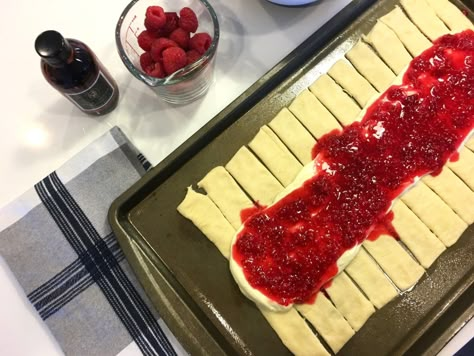 Recipe: Raspberry Cream Cheese Butter Braid - hammons & co. Raspberry Cream Cheese Braid, Puff Pastry Raspberry Cream Cheese, Butterbraid Copycat, Butterbraid Recipes, Butter Braids Recipe, Cream Cheese Butter Braid, Low Cal Baking, Butter Braid, Butter Braids