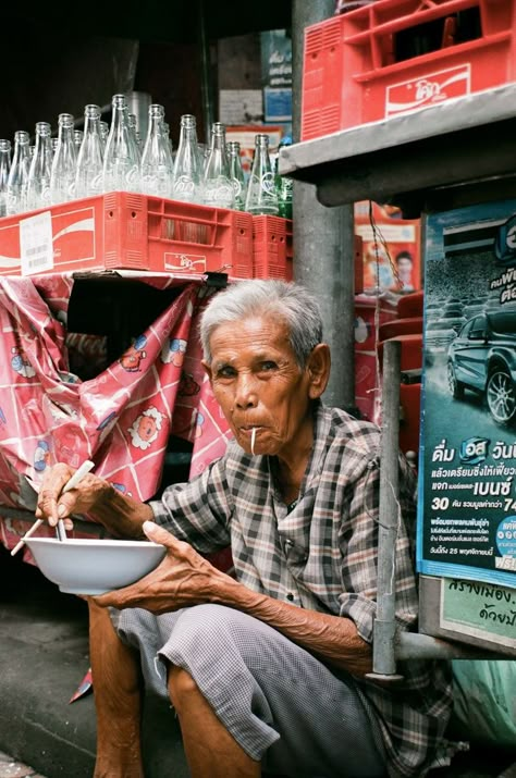 Photography Everyday Life, Mundane Life Photography, Everyday Life Pose Reference, Interesting People Photography, Working People Photography, Everyday People Photography, Street Life Photography, Thailand Aesthetic Street, Thailand Street Photography