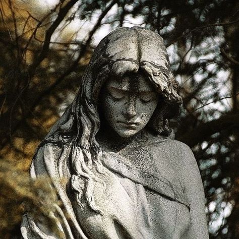 Greek Statues, Angel Sculpture, Cemetery Art, Figurative Artwork, Angel Statues, Gothic Aesthetic, Dark Photography, Ethereal Art, Book Aesthetic