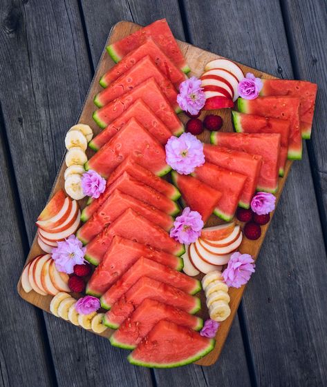 Fruit platter with watermelon, apple, banana and raspberries. Fruit Platter Watermelon, Watermelon Fruit Platter Ideas, Watermelon Fruit Platter, Pink Fruit Platter, Kids Fruit Platter, Watermelon Presentation, Watermelon Serving Ideas, Birthday Fruit Platter, Watermelon Display