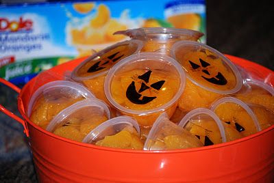 Cute, healthy party food. Trick or treat! Daycare Treats, Toddler Treats, Class Snacks, Creepy Halloween Food, Healthy Halloween Treats, Orange Cups, Hallowen Ideas, Casa Halloween, Fun Baking