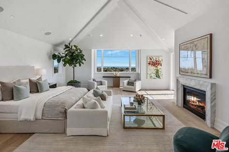 15975 Alcima Ave, Pacific Palisades, CA 90272 | MLS #22-161867 | Zillow French Oak Flooring, Wellness Studio, California Living, Island House, Pacific Palisades, Beach Living, French Oak, Al Fresco Dining, Outdoor Fireplace