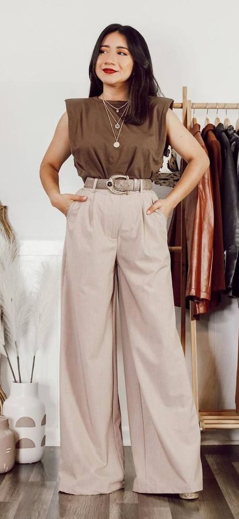 What to wear with palazzo pants (Complete Guide) High Waisted Palazzo Pants Outfit, Beige Palazzo Pants Outfit, Pallazo Pants Outfit, Palazzo Pants Outfit Casual, Palazzo Pants Winter, Pants Winter Outfit, Tops For Palazzo Pants, Style Palazzo Pants, Palazzo Pants Outfit