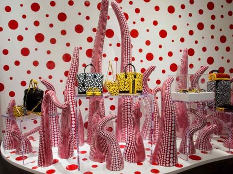 Shop Windows by Yayoi Kusama for Louis Vuitton Pop Up Retail, Kusama Yayoi, Retail Visual Merchandising, Stores Design, Fashion Window Display, Louis Vuitton Online, Interior Branding, Shoe Store Design, Display Exhibition