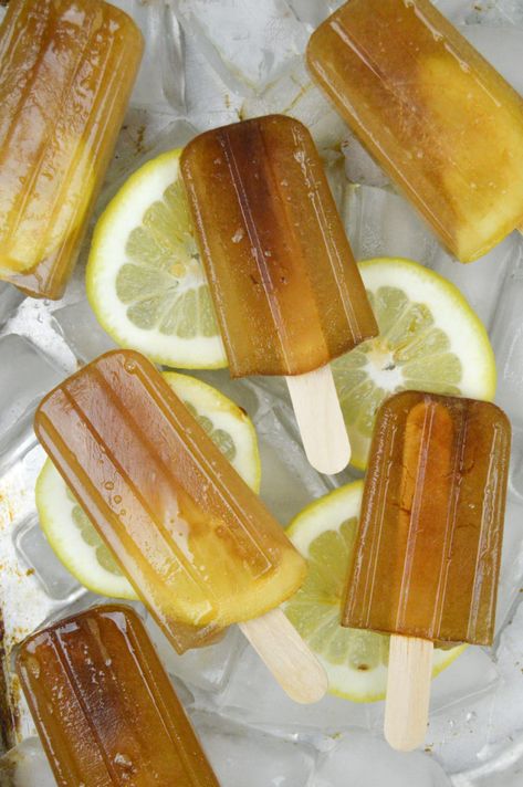 Iced Tea Popsicles | www.clubcrafted.com Lemonade Sorbet, Tea Popsicles, Resep Salad, Lavender Lemonade, Homemade Popsicles, Ice Cream Popsicles, Popsicle Recipes, Homemade Ice, Summer Treats