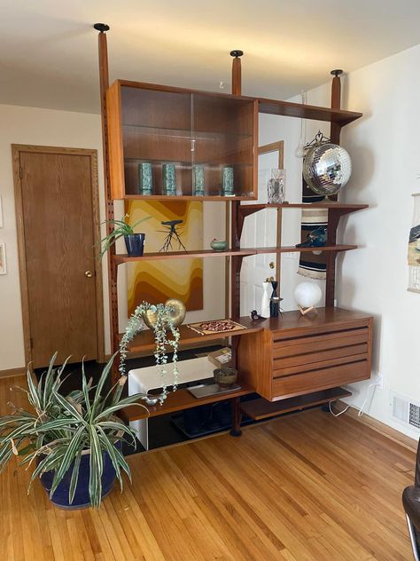 Mid Century Partition, 1960s Inspired Interior Design, 70s Built In Shelves, Mid Mod Interior Design, Retro Entryway Ideas, 70s Room Divider, Studio Apartment Mid Century Modern, Flea Market Living Room, 70s Entryway