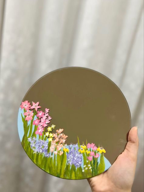 Circle Mirror Painting, Small Mirror Painting Ideas Easy, Flower Mirror Painting, Mirror Paintings, Circle Mirror Painting Ideas Aesthetic, Mirror Flower Painting, Paint Mirror, Cute Mirror Painting Ideas, Small Mirror Painting