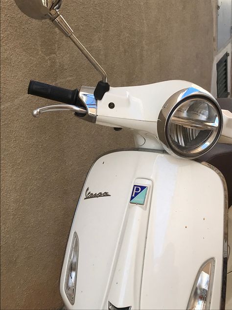 White Vespa Aesthetic, Aesthetic Scooter, Vespa Aesthetic, White Vespa, White Scooter, Yamaha Scooter, Creative Vision Boards, Italian Scooter, Gigi Hadid Looks