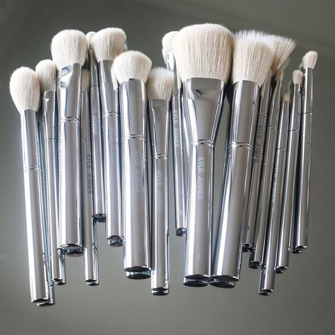 Reddit User Shares Makeup Brush Washing Machine Cleaning Hack | Teen Vogue How To Wash Makeup Brushes, Kylie Makeup, Silver Makeup, Tom Ford Makeup, Allure Beauty, Kylie Jenner Makeup, Kylie Cosmetic, Top Makeup Products, How To Clean Makeup Brushes