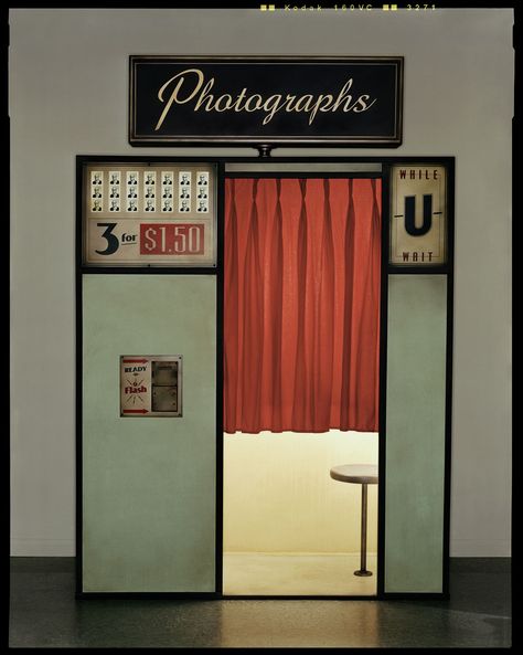 great photo of a photobooth Buffalo 66, Visuell Identitet, Halloween Photo Booth, Vintage Photo Booths, Photos Booth, Vintage Memory, Halloween Photos, Foto Art, Photo Essay