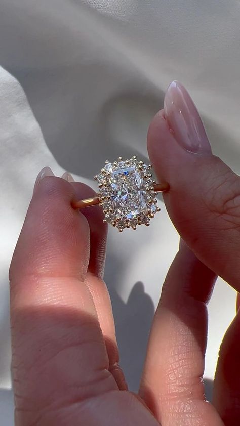 Big Vintage Wedding Rings, $2000 Engagement Ring, Unique 3 Carat Engagement Rings, Gold Engagement Ring Black Woman, Engagement Rings Old Fashioned, Wedding Rings With Crystals, Large Vintage Engagement Rings, Vintage Mossianite Engagement Rings, Untraditional Engagement Rings Gold