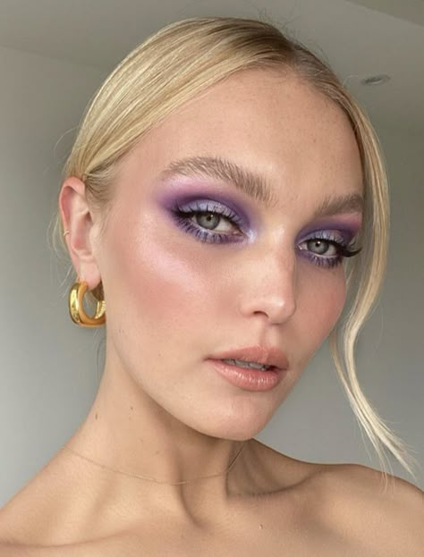 Summer Hair Blonde, Disco Makeup, Purple Shadow, Maquillage On Fleek, Ootd Selfie, Rave Makeup, Formal Makeup, Dewy Makeup, Purple Makeup