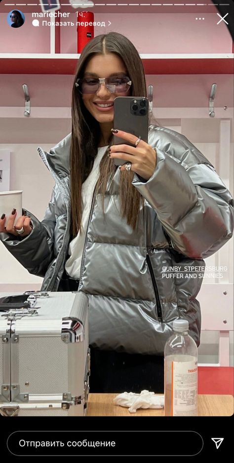 Silver Puffer Jacket Outfit, Silver Jacket Outfit, Skii Outfit, Avangard Fashion, Silver Puffer Jacket, Puffer Outfit, Puffer Jacket Outfit, Gigi Hadid Outfits, Silver Jacket